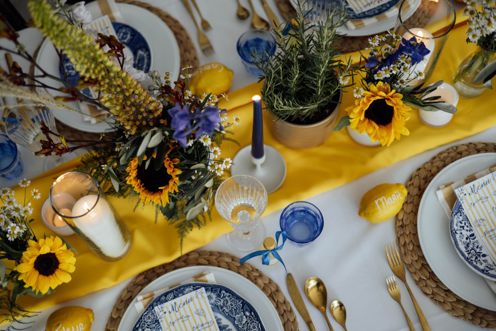 Tafelstyling in warme geeltinten